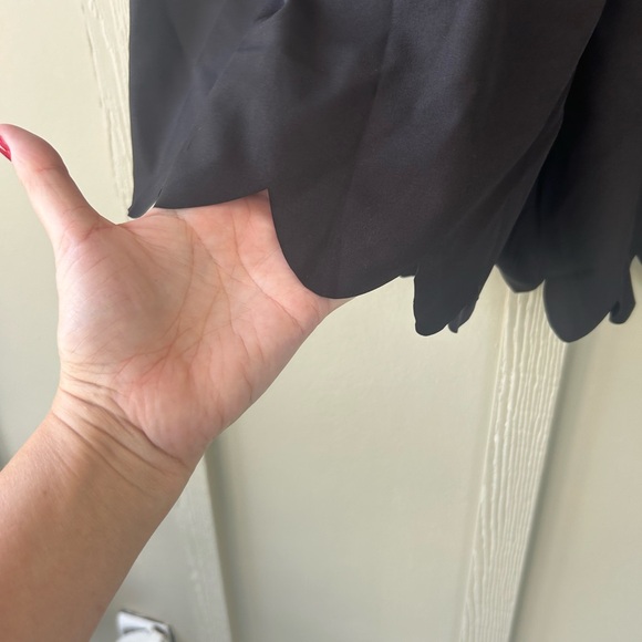 Black Tulip Edge Shorts - Picture 3 of 4